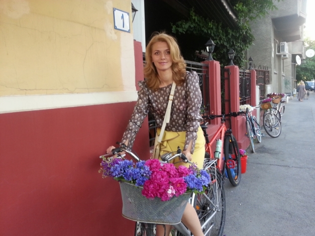Povestea nefardată a unei femei de succes – Alina Gorghiu – în spatele căreia se află mai mulţi bărbaţi de succes Alina-gorghiu-pe-bicicleta1
